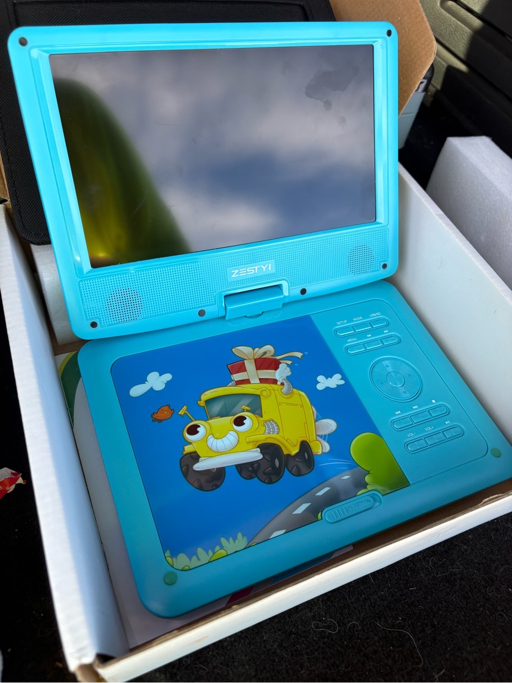 ZESTI KIDS PORTABLE DVD Player/just like New!